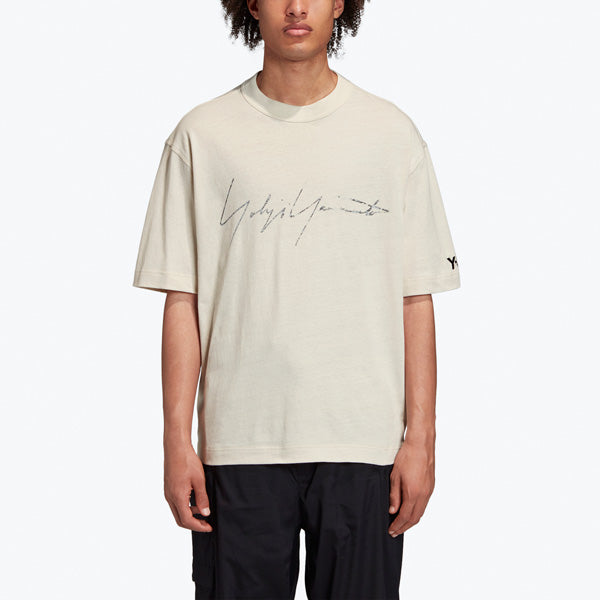 M DISTRESSED SIGNATURE SS TEE